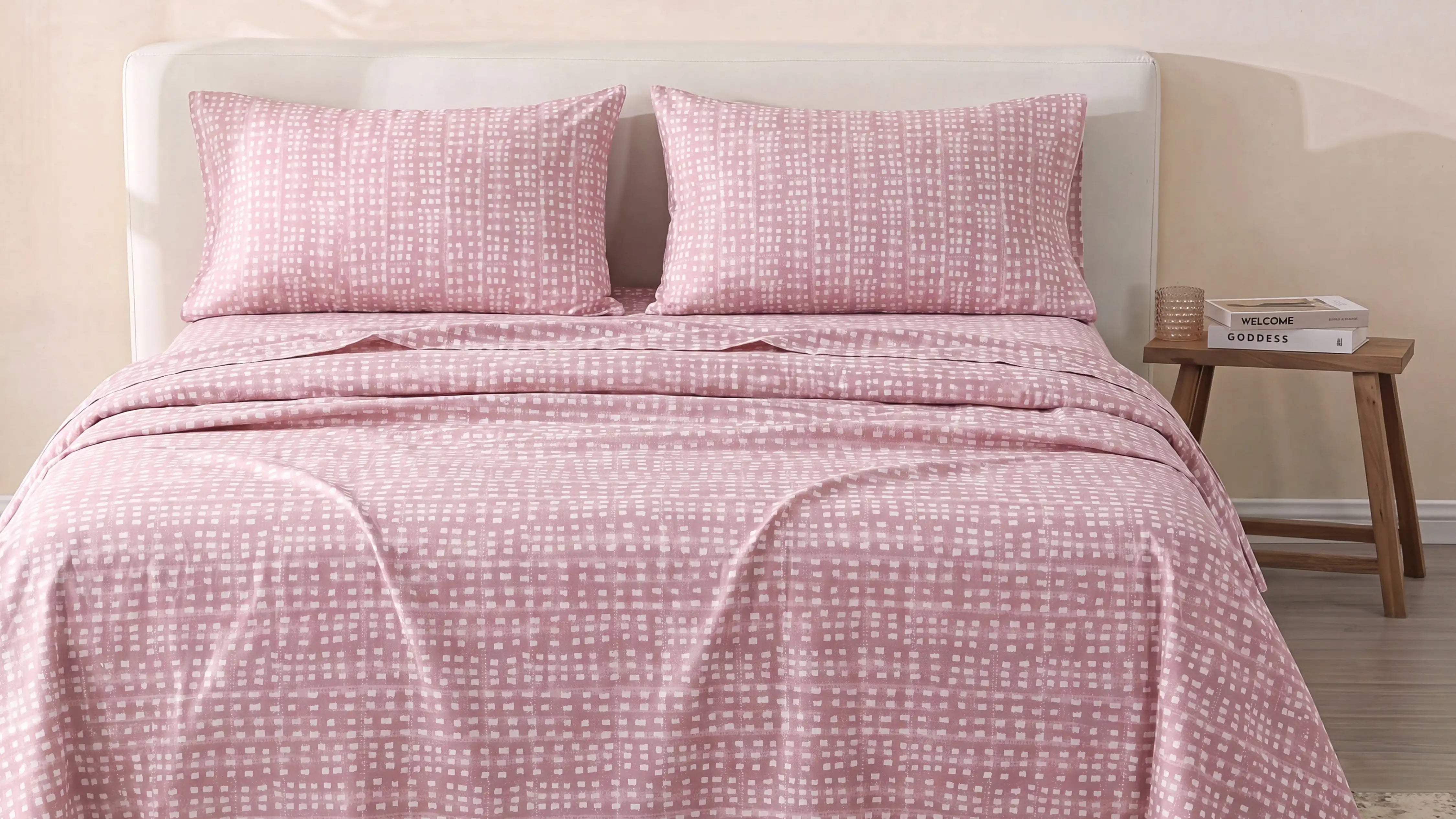 What Are Microfiber Bed Sheets, and When Are They Suitable for the Bedroom?