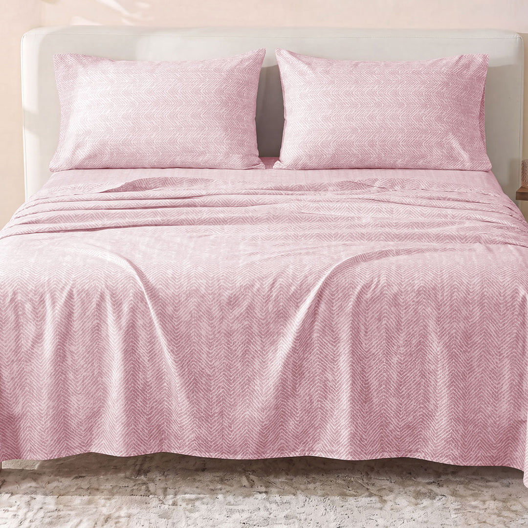 Sofia Home Textiles Printed Bedsheets - Sofia Small Zigzag Printed Double Flat Bedsheet Set 4 Pcs (240 × 260 cm) in Rose spread on a double bed - مفروشات صوفيا - ملايات مطبوعة - طقم ملاية صوفيا زجزاج صغير دبل مسطحة 4 قطع (240 × 260 سم) باللون وردي مفروش على سرير دبل