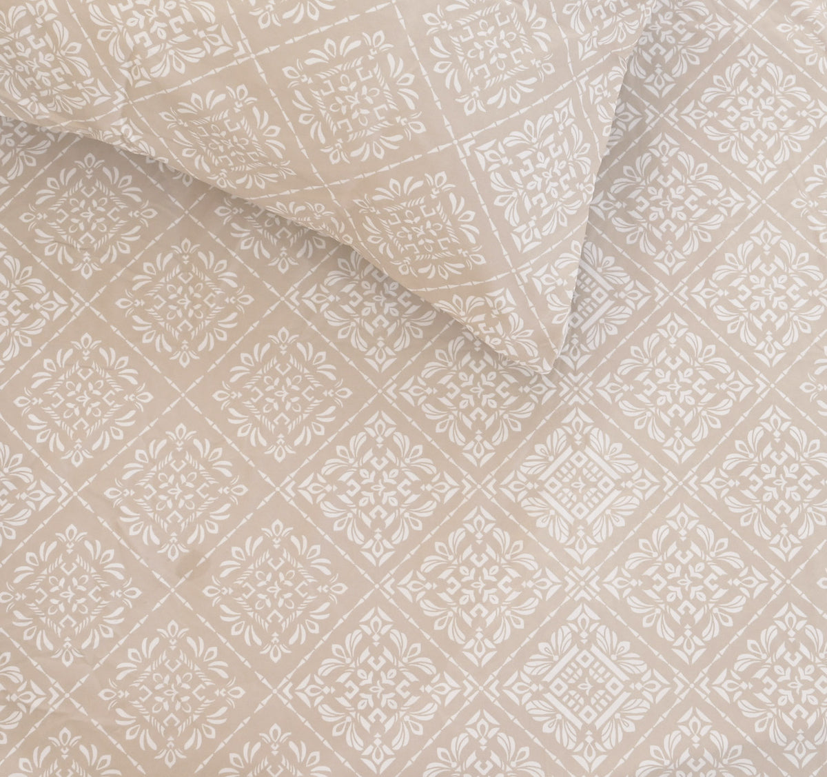 Sofia Home Textiles Printed Bedsheets - pattern details of Sofia Flower Squares printed double bedsheet set in Beige - مفروشات صوفيا - ملايات مطبوعة - تفاصيل نقشة طقم ملاية صوفيا مربعات ورد دبل باللون بيج