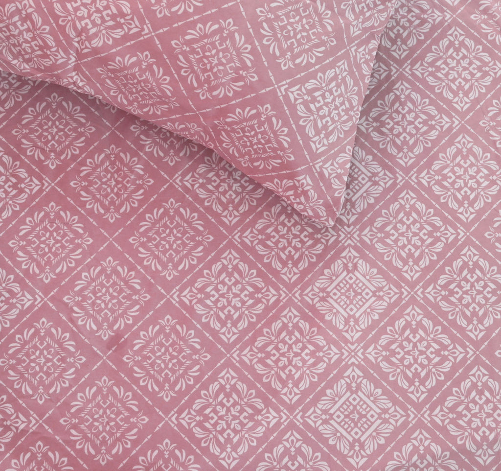 Sofia Home Textiles Printed Bedsheets - pattern details of Sofia Flower Squares printed double bedsheet set in Rose - مفروشات صوفيا - ملايات مطبوعة - تفاصيل نقشة طقم ملاية صوفيا مربعات ورد دبل باللون وردي
