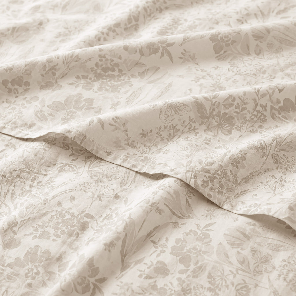 Sofia Home Textiles Printed Bedsheets - pattern details of Sofia Flowers printed double bedsheet set in Beige - مفروشات صوفيا - ملايات مطبوعة - تفاصيل نقشة طقم ملاية صوفيا ورد دبل باللون بيج