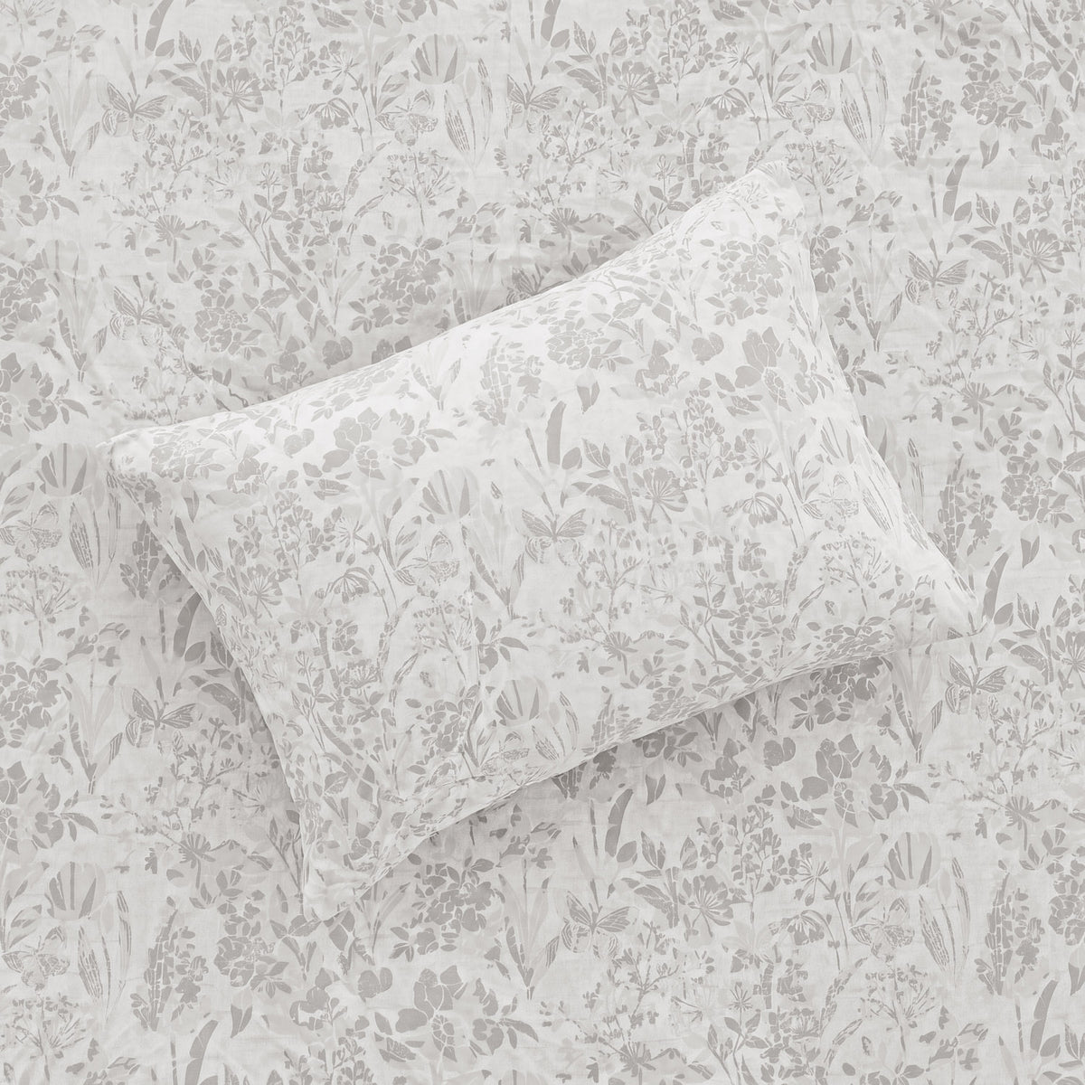 Sofia Home Textiles Printed Bedsheets - pattern details of Sofia Flowers printed double bedsheet set in Grey - مفروشات صوفيا - ملايات مطبوعة - تفاصيل نقشة طقم ملاية صوفيا ورد دبل باللون رمادي