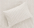 Sofia Home Textiles Printed Bedsheets - pattern details of Sofia Large Zigzag printed double bedsheet set in Beige - مفروشات صوفيا - ملايات مطبوعة - تفاصيل نقشة طقم ملاية صوفيا زجزاج كبير دبل باللون بيج