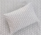 Sofia Home Textiles Printed Bedsheets - pattern details of Sofia Large Zigzag printed double bedsheet set in Grey - مفروشات صوفيا - ملايات مطبوعة - تفاصيل نقشة طقم ملاية صوفيا زجزاج كبير دبل باللون رمادي