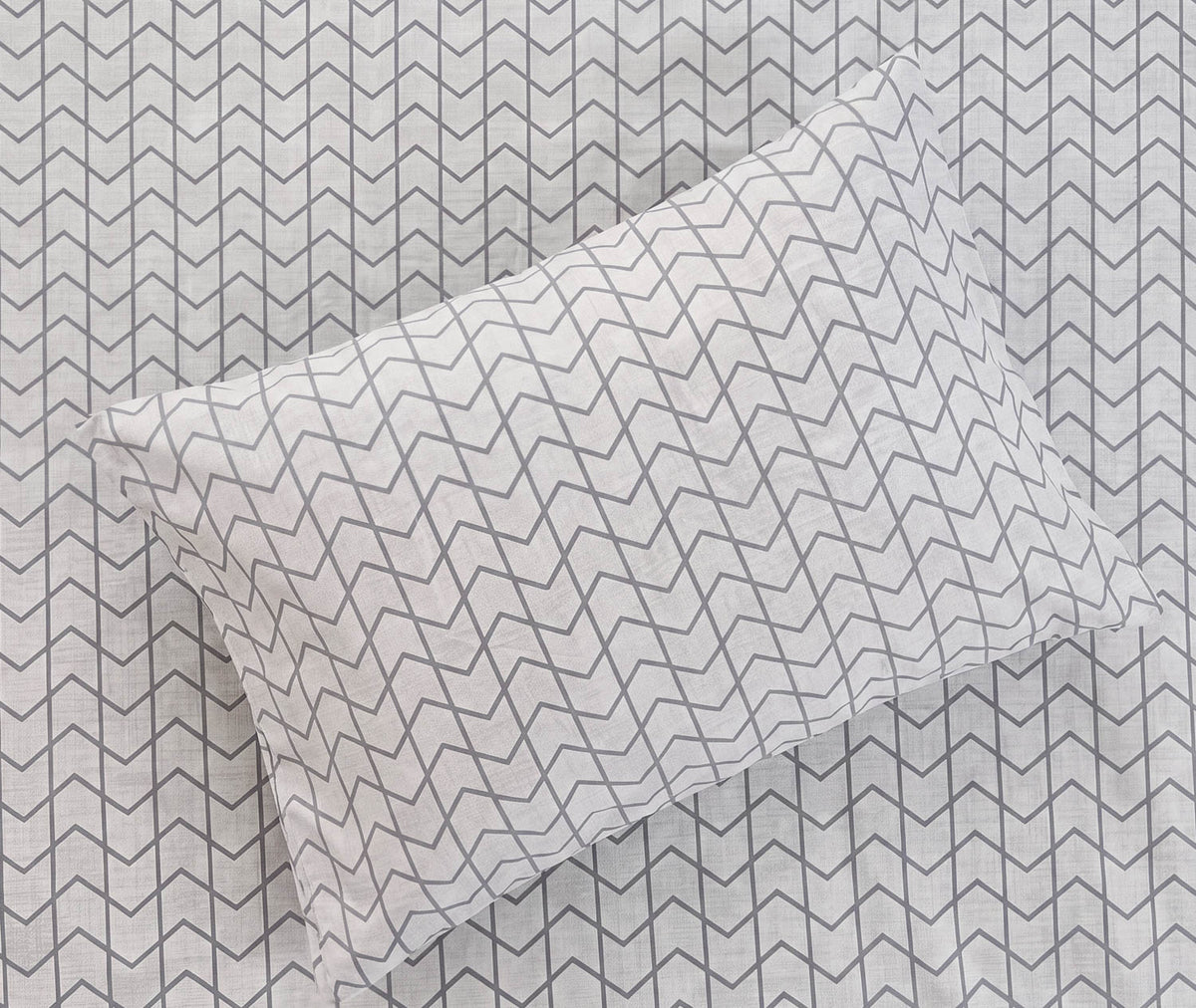 Sofia Home Textiles Printed Bedsheets - pattern details of Sofia Large Zigzag printed double bedsheet set in Grey - مفروشات صوفيا - ملايات مطبوعة - تفاصيل نقشة طقم ملاية صوفيا زجزاج كبير دبل باللون رمادي