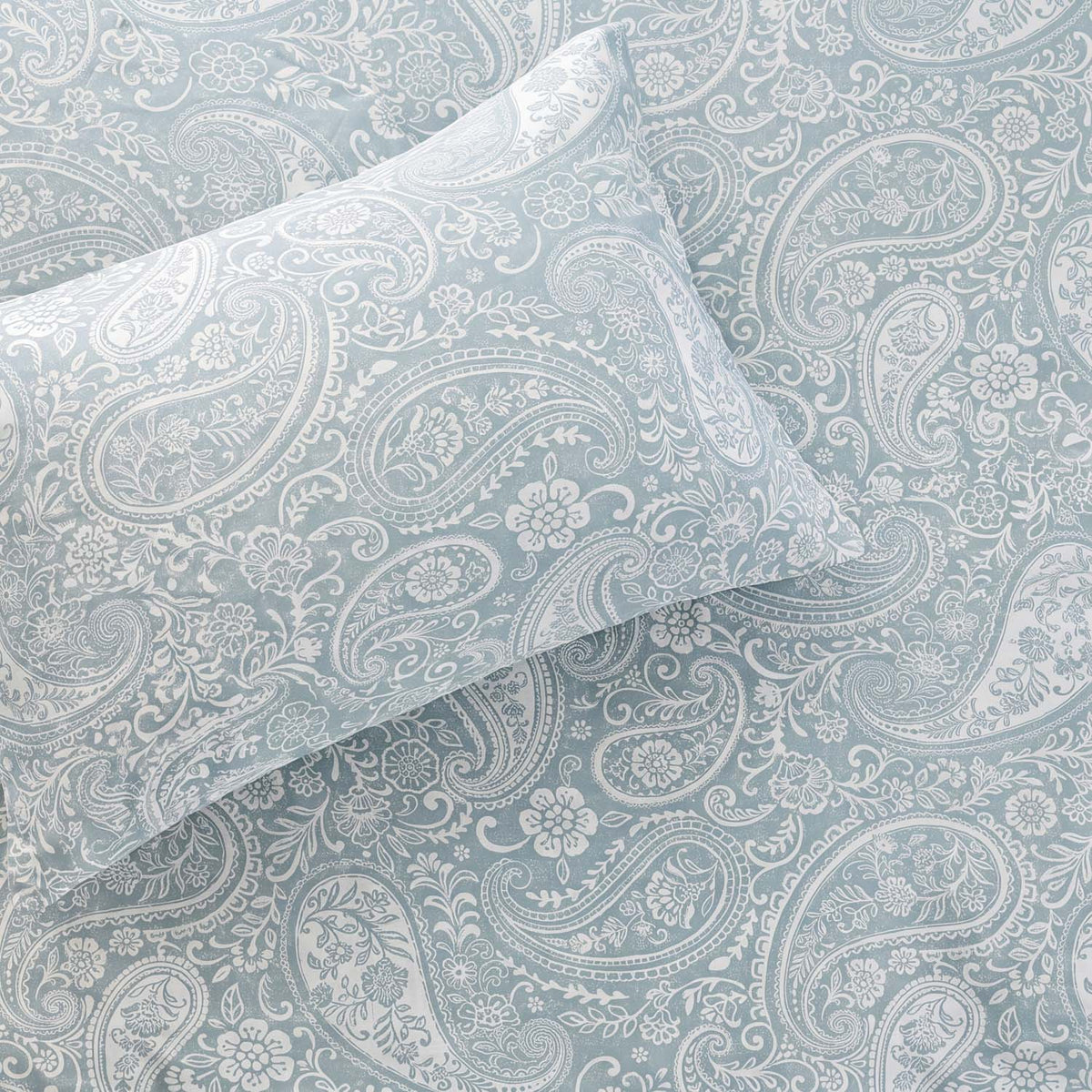 Sofia Home Textiles Printed Bedsheets - pattern details of Sofia Large Paisley printed double bedsheet set in Light Blue - مفروشات صوفيا - ملايات مطبوعة - تفاصيل نقشة طقم ملاية صوفيا كشمير كبير دبل باللون أزرق فاتح