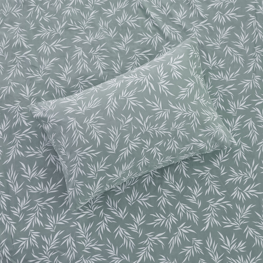 Sofia Home Textiles Printed Bedsheets - pattern details of Sofia Leaves printed double bedsheet set in Teal - مفروشات صوفيا - ملايات مطبوعة - تفاصيل نقشة طقم ملاية صوفيا ورق شجر دبل باللون جنزاري