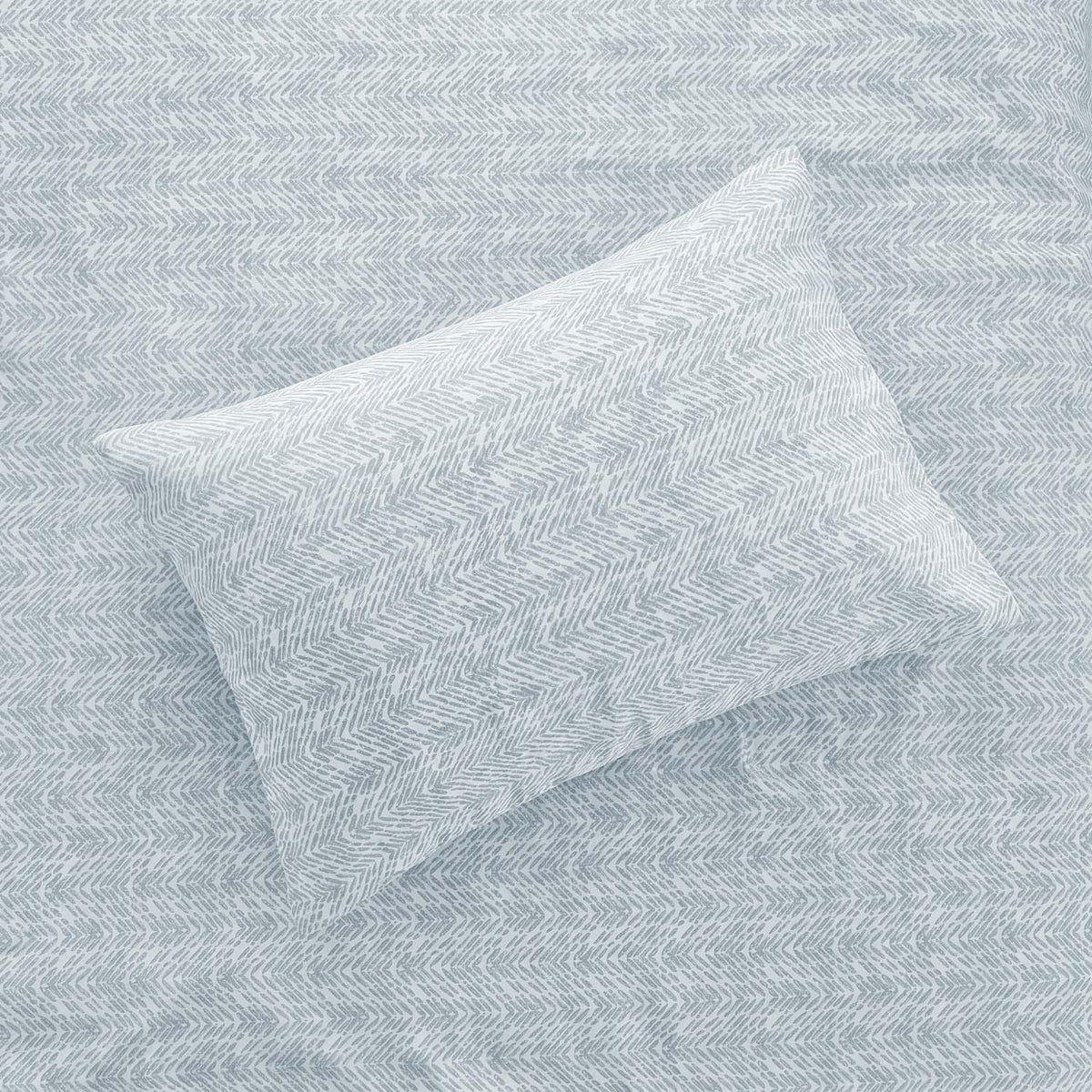 Sofia Home Textiles Printed Bedsheets - pattern details of Sofia Small Zigzag printed double bedsheet set in Light Blue - مفروشات صوفيا - ملايات مطبوعة - تفاصيل نقشة طقم ملاية صوفيا زجزاج صغير دبل باللون أزرق فاتح