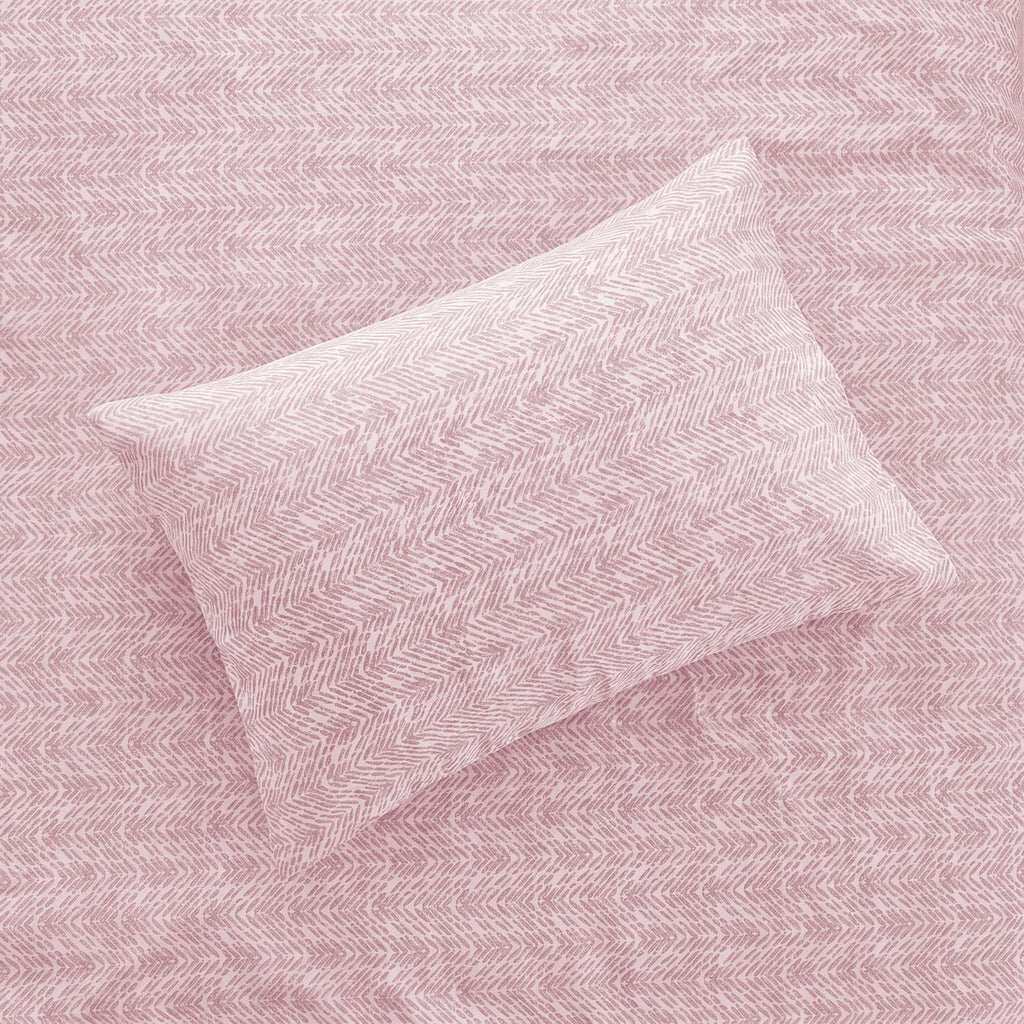Sofia Home Textiles Printed Bedsheets - pattern details of Sofia Small Zigzag printed double bedsheet set in Rose - مفروشات صوفيا - ملايات مطبوعة - تفاصيل نقشة طقم ملاية صوفيا زجزاج صغير دبل باللون وردي