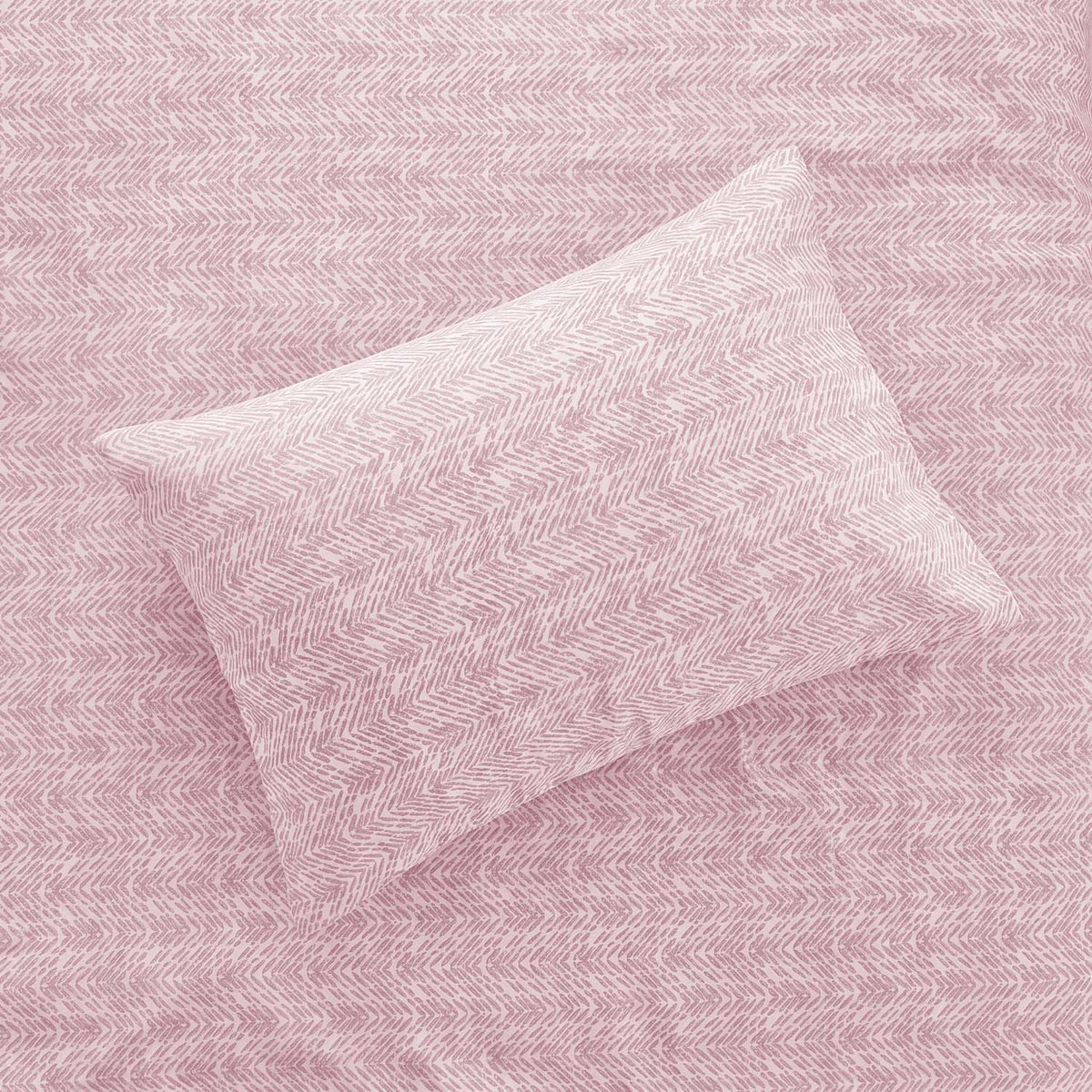 Sofia Home Textiles Printed Bedsheets - pattern details of Sofia Small Zigzag printed double bedsheet set in Rose - مفروشات صوفيا - ملايات مطبوعة - تفاصيل نقشة طقم ملاية صوفيا زجزاج صغير دبل باللون وردي