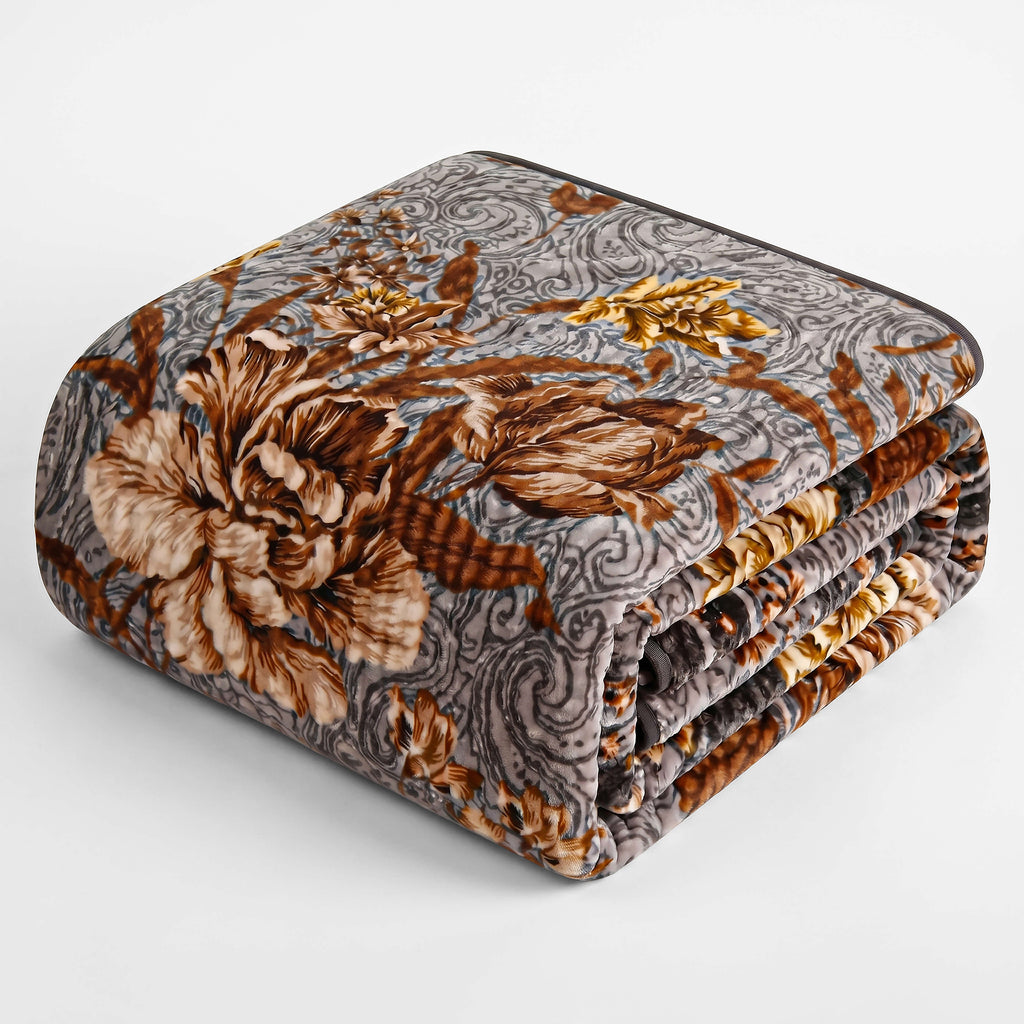 Sofia Home Textiles Blankets - Sofia Zumurruda 2-Ply Double Blanket (240 × 220 cm) Large Flowers in Grey folded on a white background - مفروشات صوفيا - بطاطين - بطانية صوفيا زمردة دبل طبقتين (240 × 220 سم) ورد كبير باللون رمادي مطوية على خلفية بيضاء