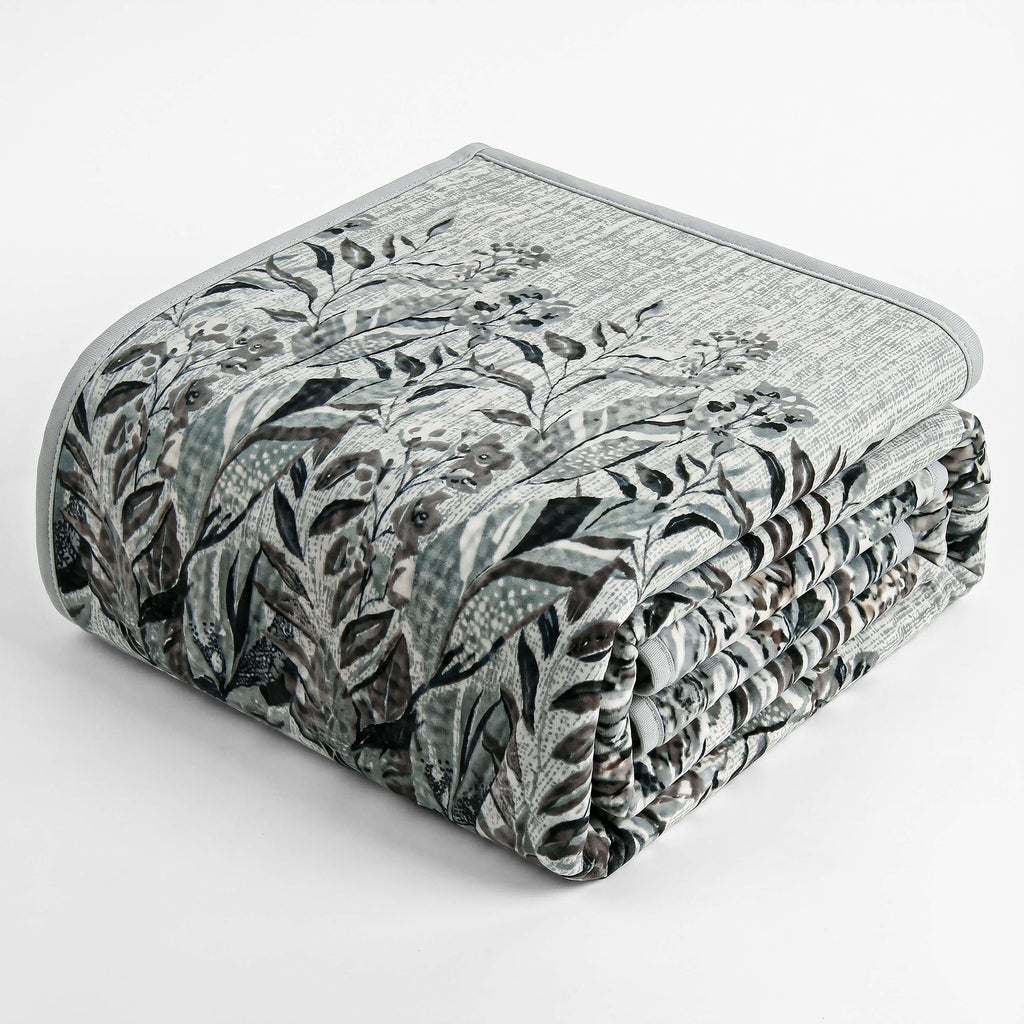 Sofia Home Textiles Blankets - Sofia Zumurruda 2-Ply Double Blanket (240 × 220 cm) Floral Leaves in Mint folded on a white background - مفروشات صوفيا - بطاطين - بطانية صوفيا زمردة دبل طبقتين (240 × 220 سم) ورد وورق شجر باللون مينت مطوية على خلفية بيضاء